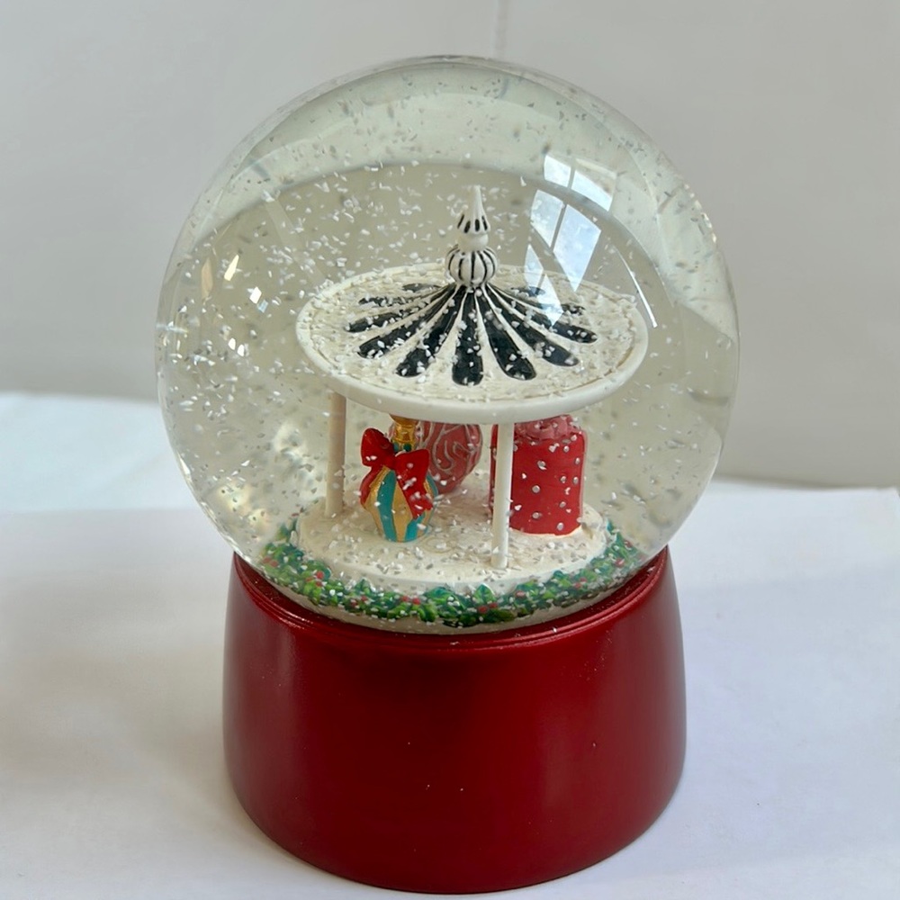 NORDSTROM HOLIDAY SNOWGLOBE Carousel With Gifts